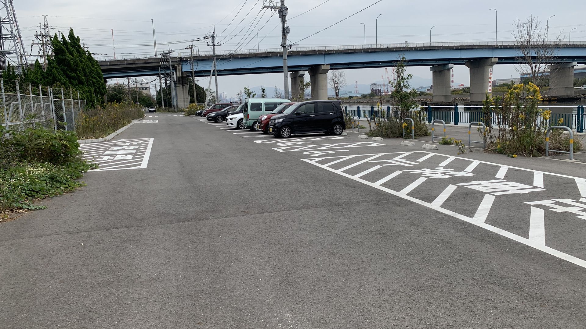 安瀬運河の整備された駐車場