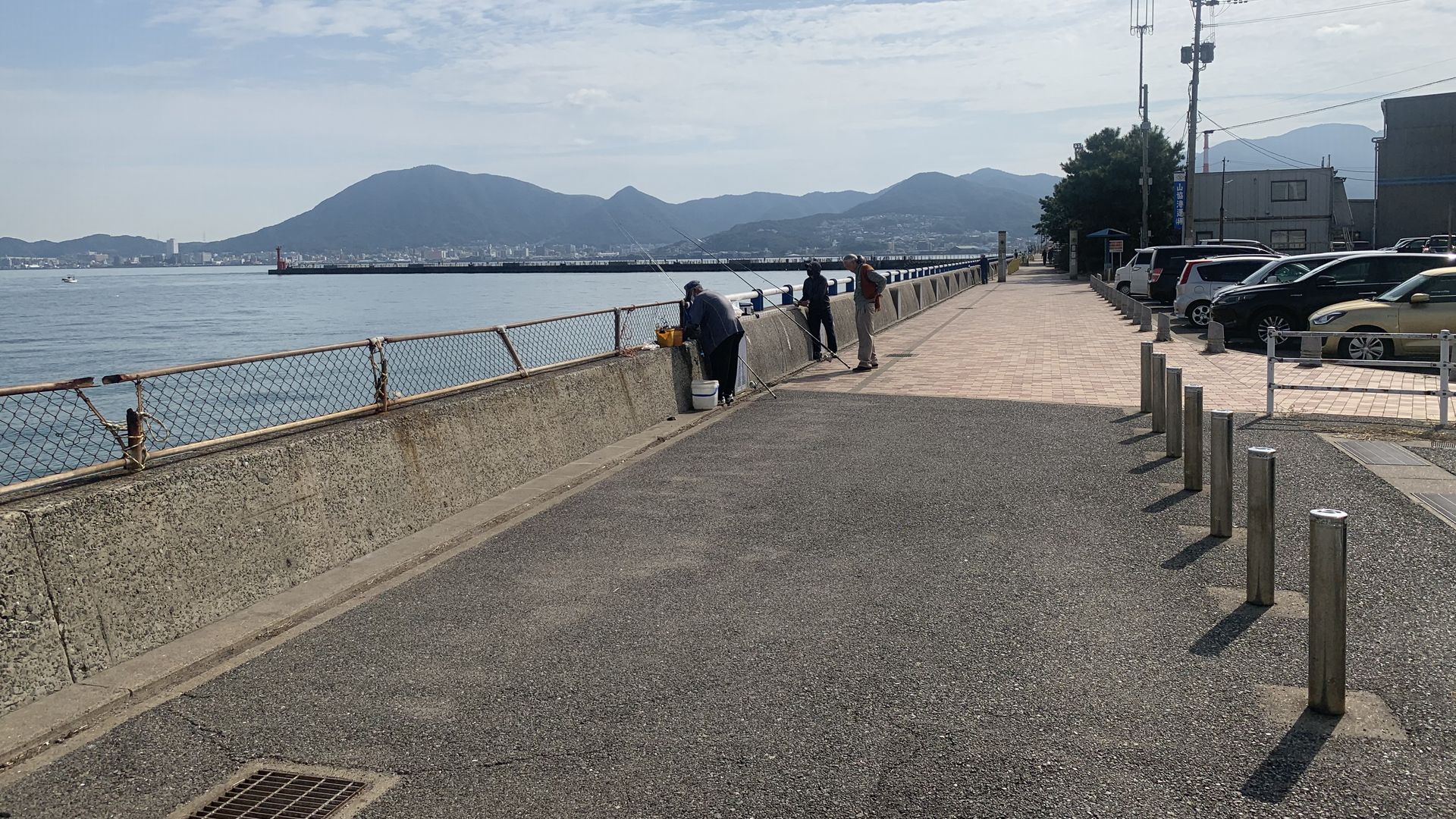 釣り公園に続く海岸遊歩道