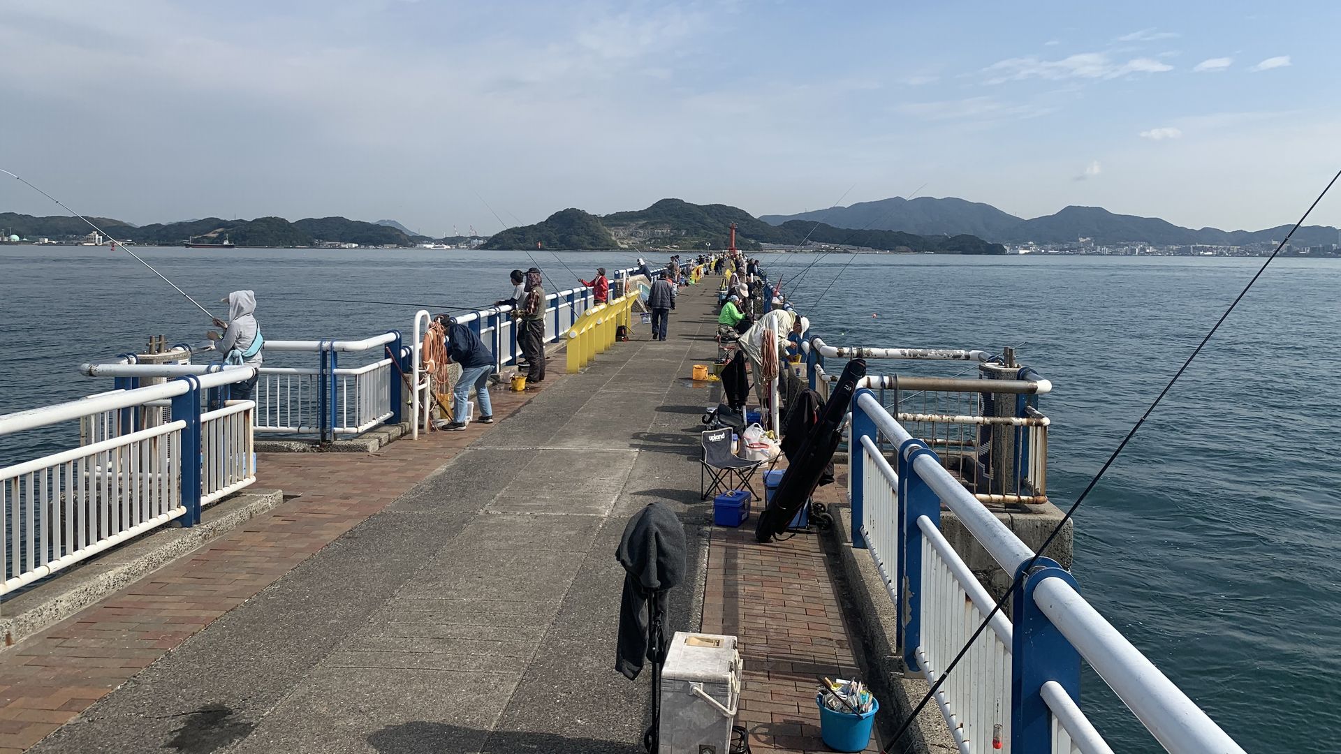 日明海峡釣り公園の釣り座の様子
