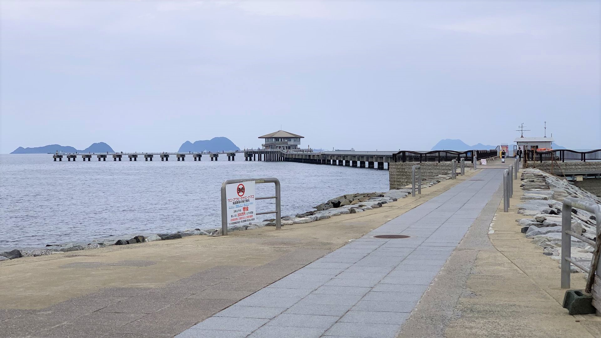 駐車場から桟橋に続く遊歩道